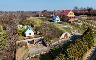 Stavební pozemek s vinným sklepem - Valtice 2380